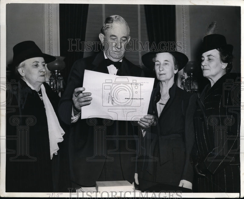 Load image into Gallery viewer, 1941 Press Photo Texas Senator Tom Conally &amp; Sisters View Law Bill - nee63282
