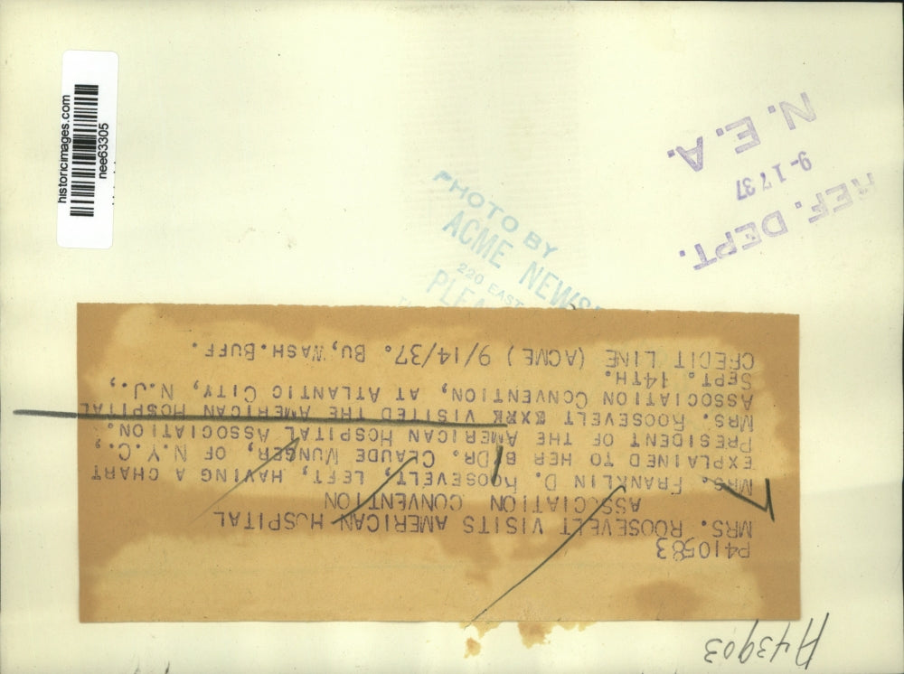 1937 Press Photo First Lady Eleanor Roosevelt Views Hospital Insurance Chart