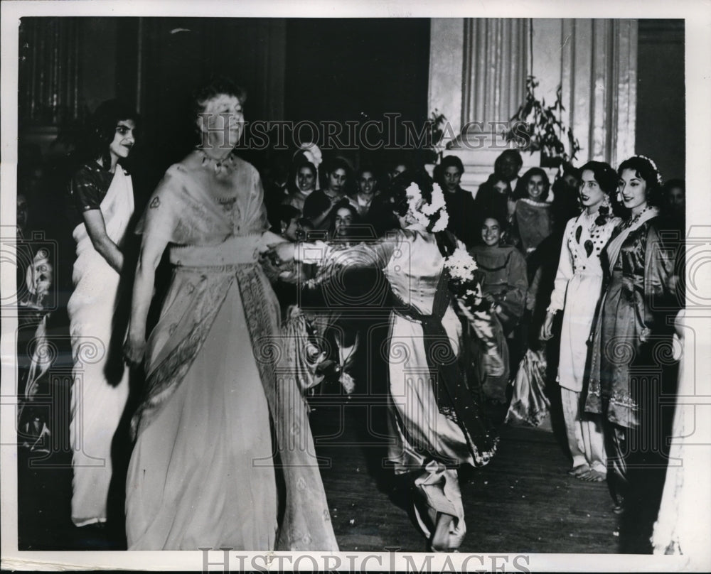 1952 Press Photo First Lady Eleanor Roosevelt Dancing at Pakistan Reception