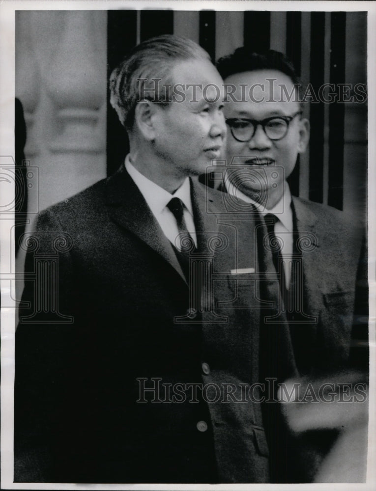 Load image into Gallery viewer, 1968 Press Photo Xuan Thuy (L) at the Paris Peace talks - nee63828
