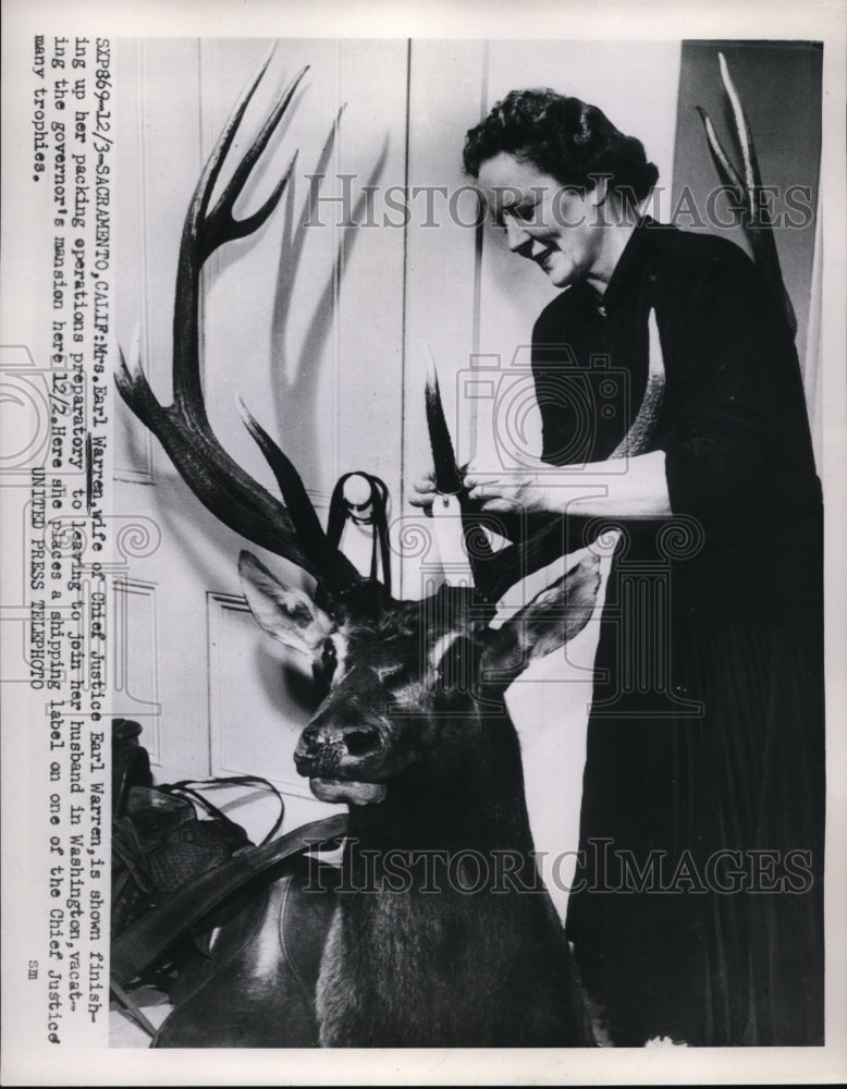 Load image into Gallery viewer, 1953 Press Photo Mrs.Earl Warre wife of Chief Justice finishing up her packing.
