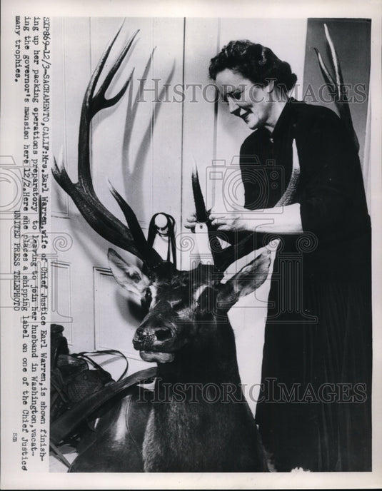 1953 Press Photo Mrs.Earl Warre wife of Chief Justice finishing up her packing.