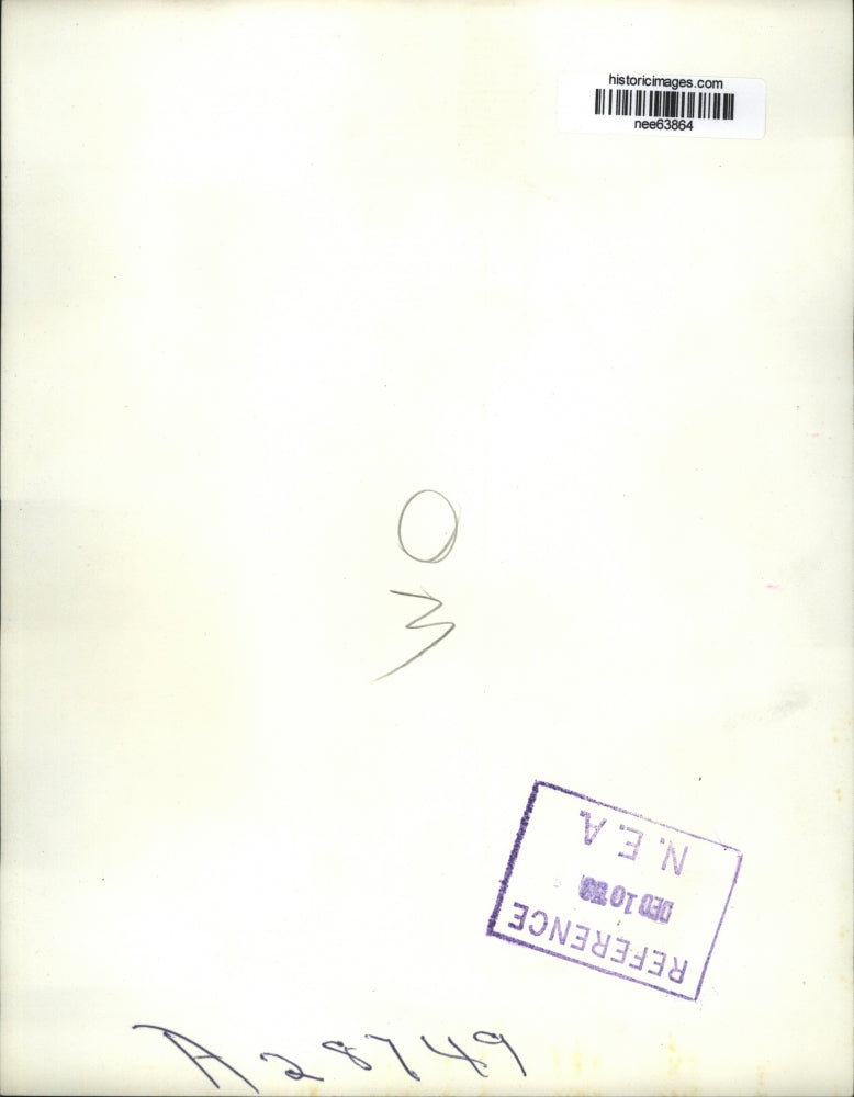 1953 Press Photo Mrs.Earl Warre wife of Chief Justice finishing up her packing.