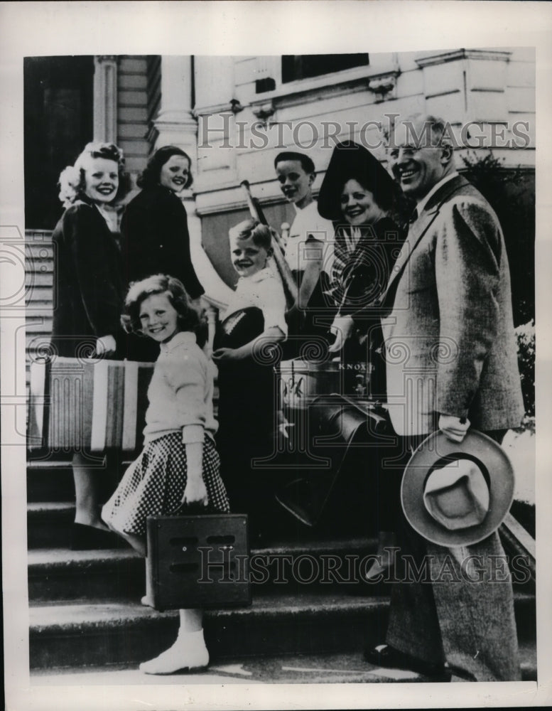 1948 Press Photo Governor of California Earl Warren & Family Moving in Mansion