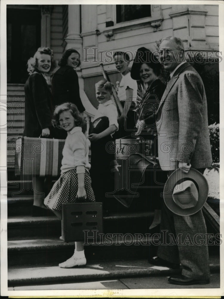 1943 Press Photo Governor of California Earl Warren & His Family Moving