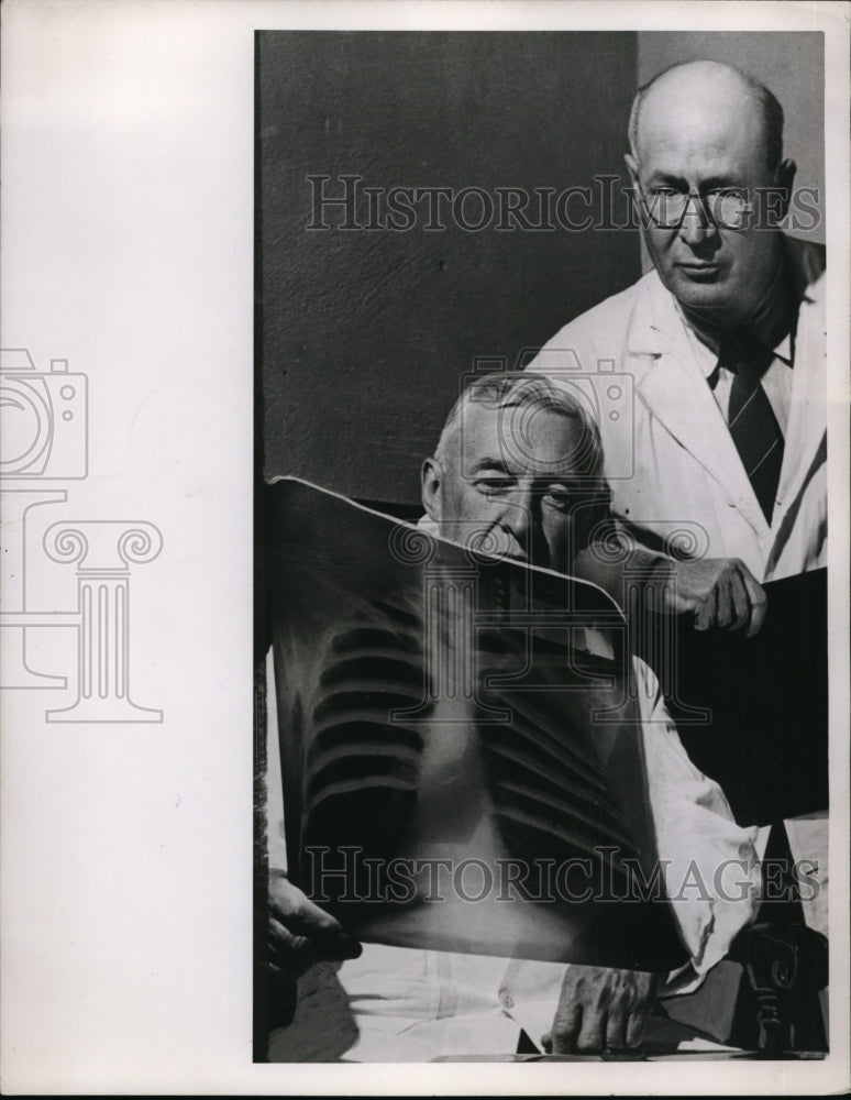 1949 Press Photo Doctors review a chest x-ray as a part of US medical care