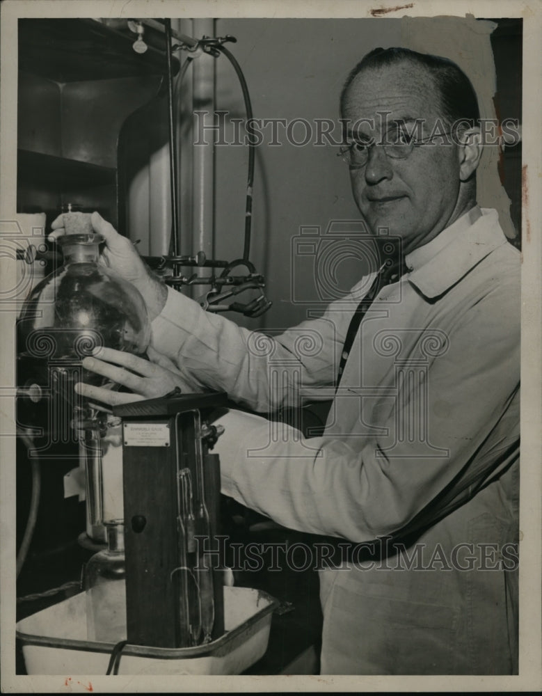 1944 Press Photo Dr. Irvine Page - nee64020