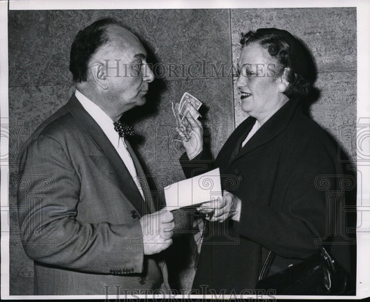 1955 Press Photo Mrs Theresa Pritchard & Attorney Alfred Loeskr Paying $3.50 - Historic Images