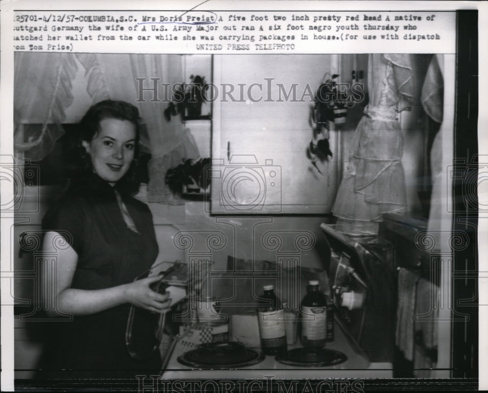 1957 Press Photo Mrs Doris Preist Chases Off Burglar in Columbia South Carolina