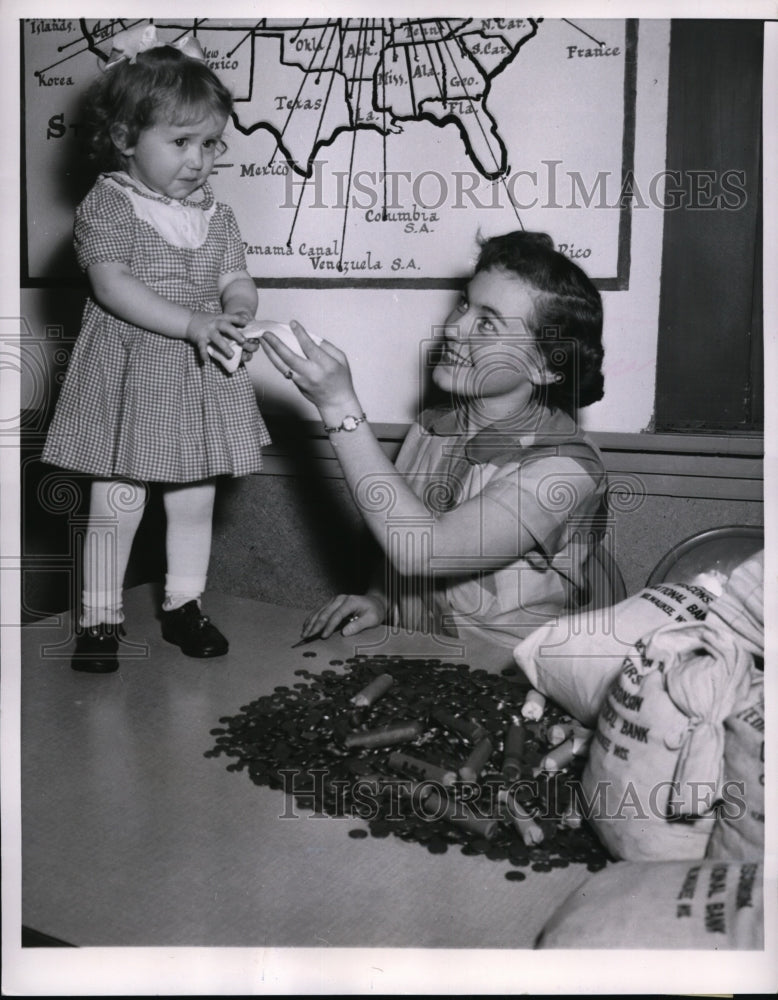 Load image into Gallery viewer, 1953 Press Photo Loraine Stevens, Presents Pennies Donnah Behn million penny
