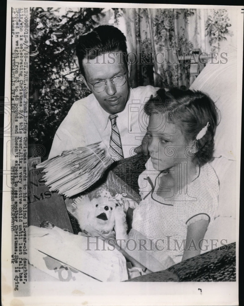 1955 Press Photo St Paul John Pond brings Christmas Cards to his blind daughter.