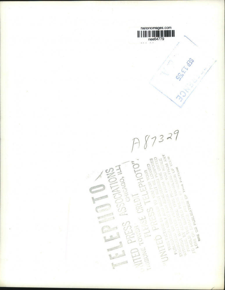 1955 Press Photo St Paul John Pond brings Christmas Cards to his blind daughter.