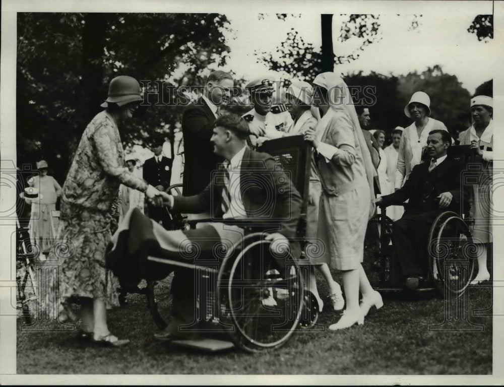 1929 Press Photo President and Mrs Herbert Hoover Greeting Disabled Soldiers- Historic Images