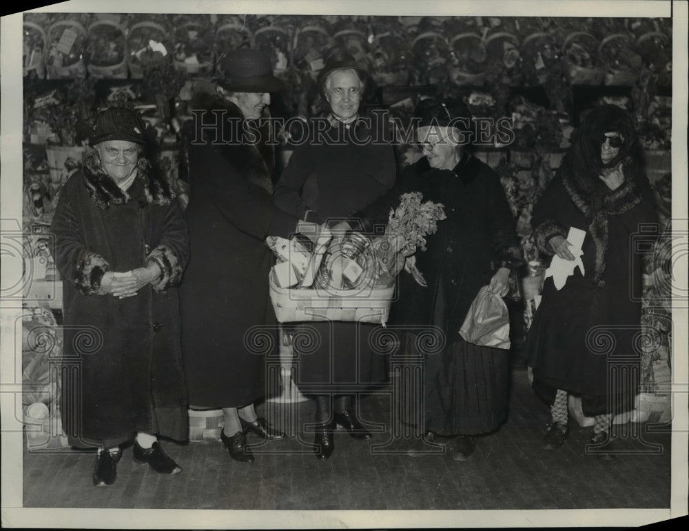 1932 Press Photo Mrs Hoover presenting food baskets to needy at Salvation Army.
