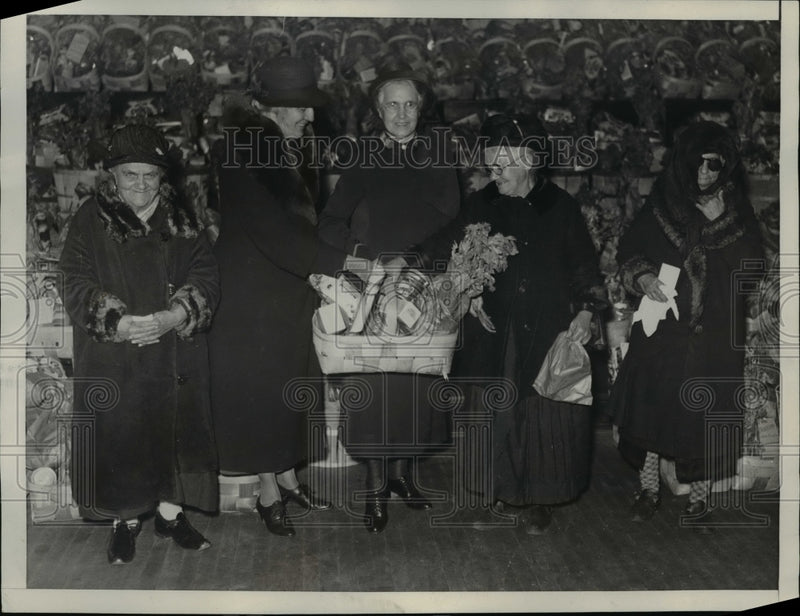 Load image into Gallery viewer, 1932 Press Photo Mrs Hoover presenting food baskets to needy at Salvation Army.

