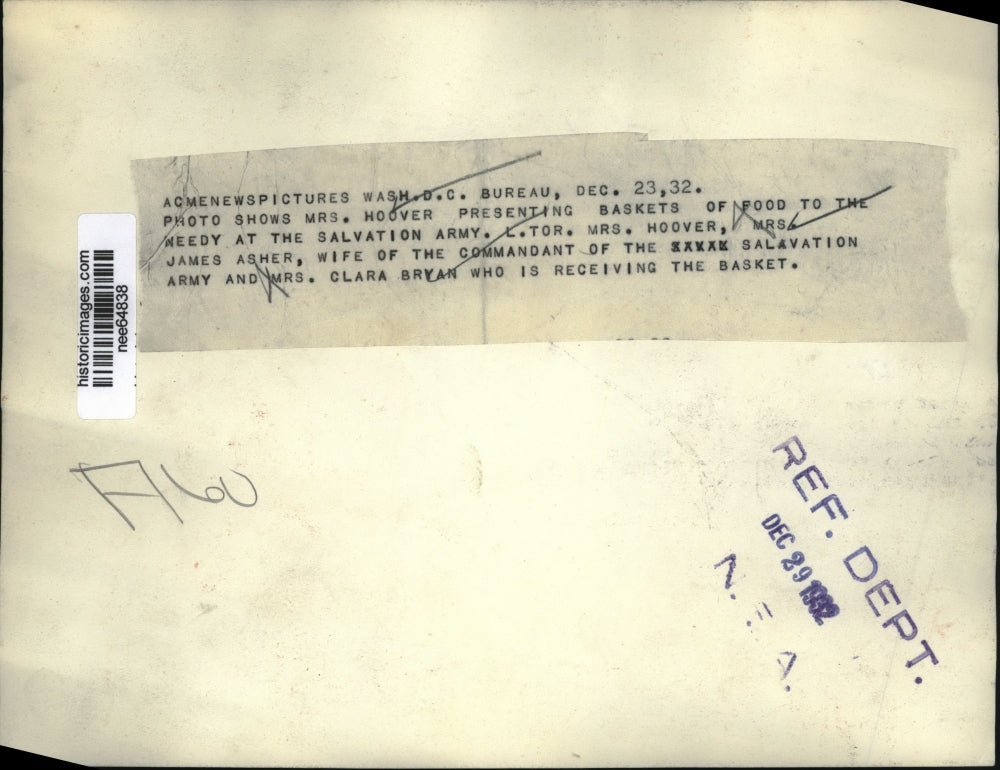 1932 Press Photo Mrs Hoover presenting food baskets to needy at Salvation Army.