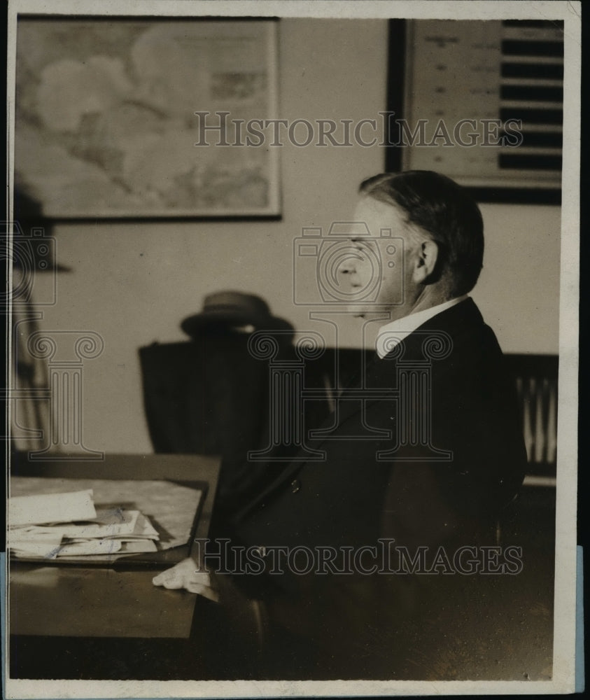 1928 Press Photo Herbert Hoover, Secretary of Commerce at his desk in Wash.