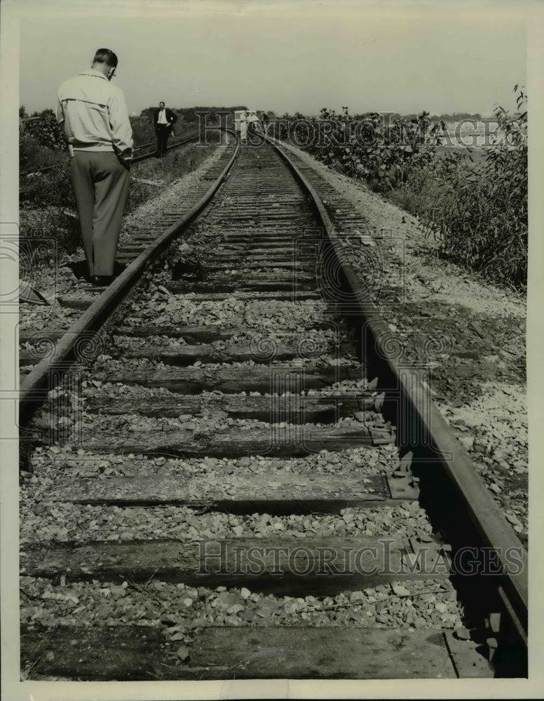 1951 Press Photo Railroad Track Bent Where Train Wreck Occurred in Chicago