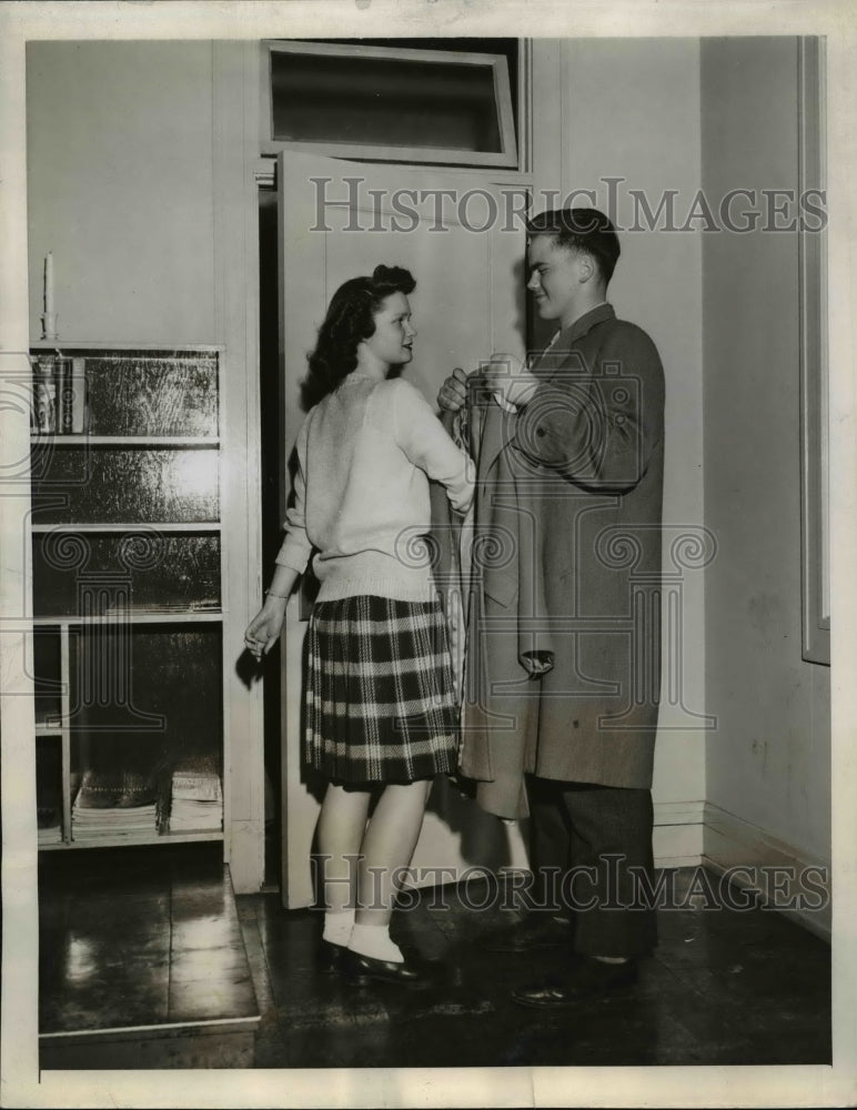 Load image into Gallery viewer, 1944 Press Photo Jewell Anderson &amp; Jack Bergman Learning Etiquette - nee65056
