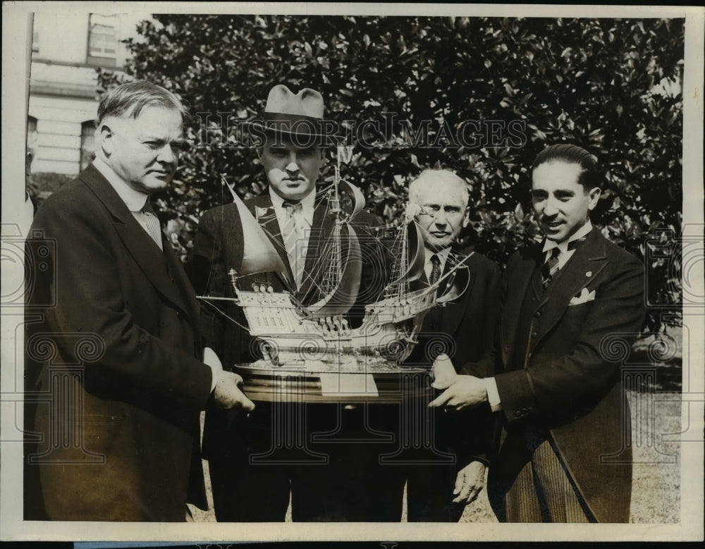 1928 Press Photo Herbert Hoover accepted trophy from King Alfenson of Spain.