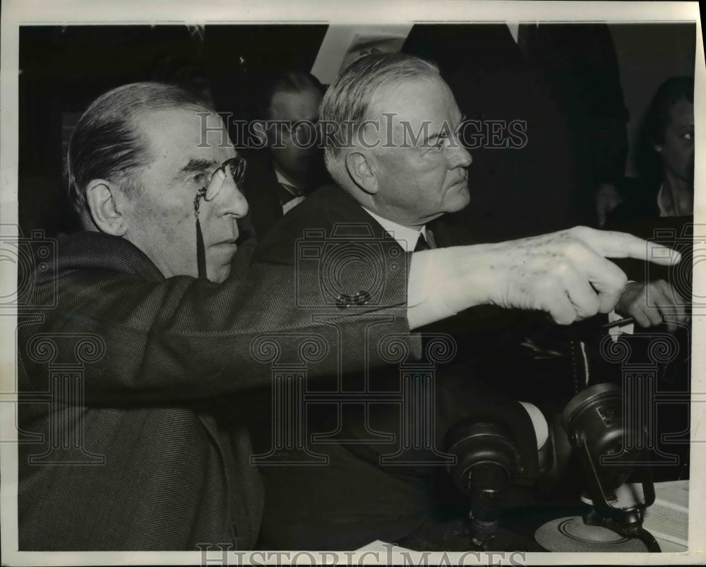 1940 Press Photo Herbert Hoover with Sol Bloom, Foreign Affairs Committee