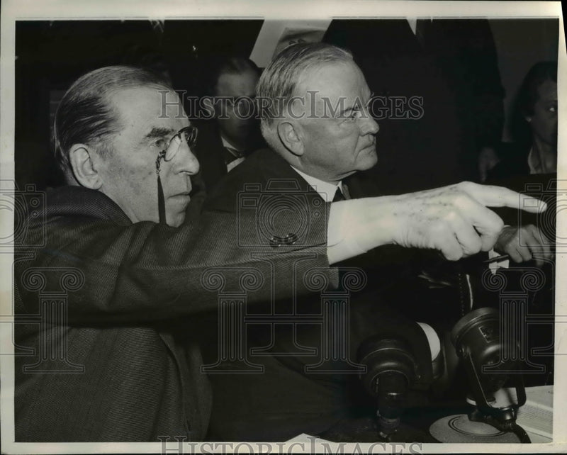 Load image into Gallery viewer, 1940 Press Photo Herbert Hoover with Sol Bloom, Foreign Affairs Committee

