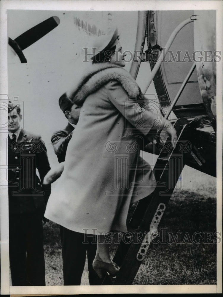 1945 Press Photo Queen Elizabeth Dakota Plane in England - Historic Images