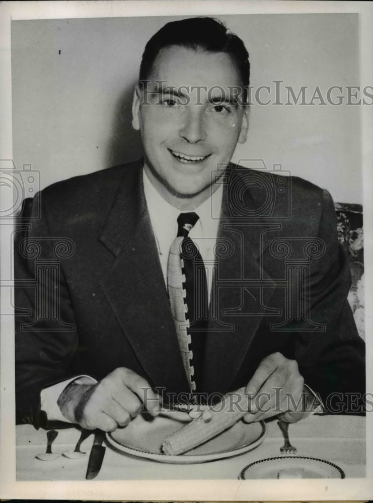 1947 Press Photo Dr. George H. Newell Dentist The Butterer knigr - nee65311