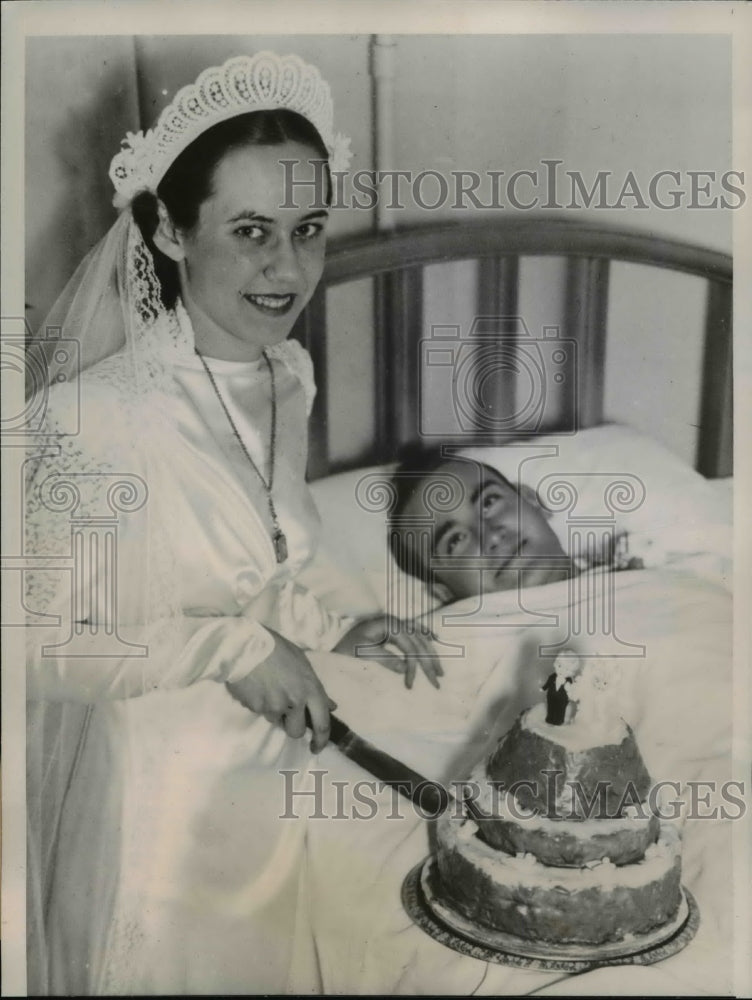 Load image into Gallery viewer, 1939 Press Photo Miss Charlotte Fowler &amp; Lyle Putnam Get Married In Hospital
