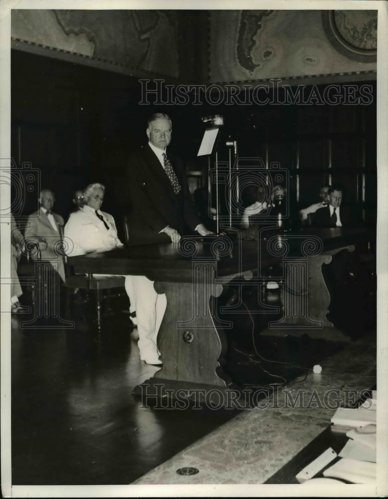 Load image into Gallery viewer, 1932 Press Photo President Hoover Addresses Members Of Trade Parley - nee65668

