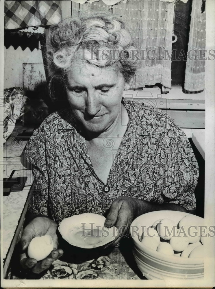 Load image into Gallery viewer, 1943 Press Photo Amarillo Texas Mrs FE Williams claims 30 out of 38 eggs doubles
