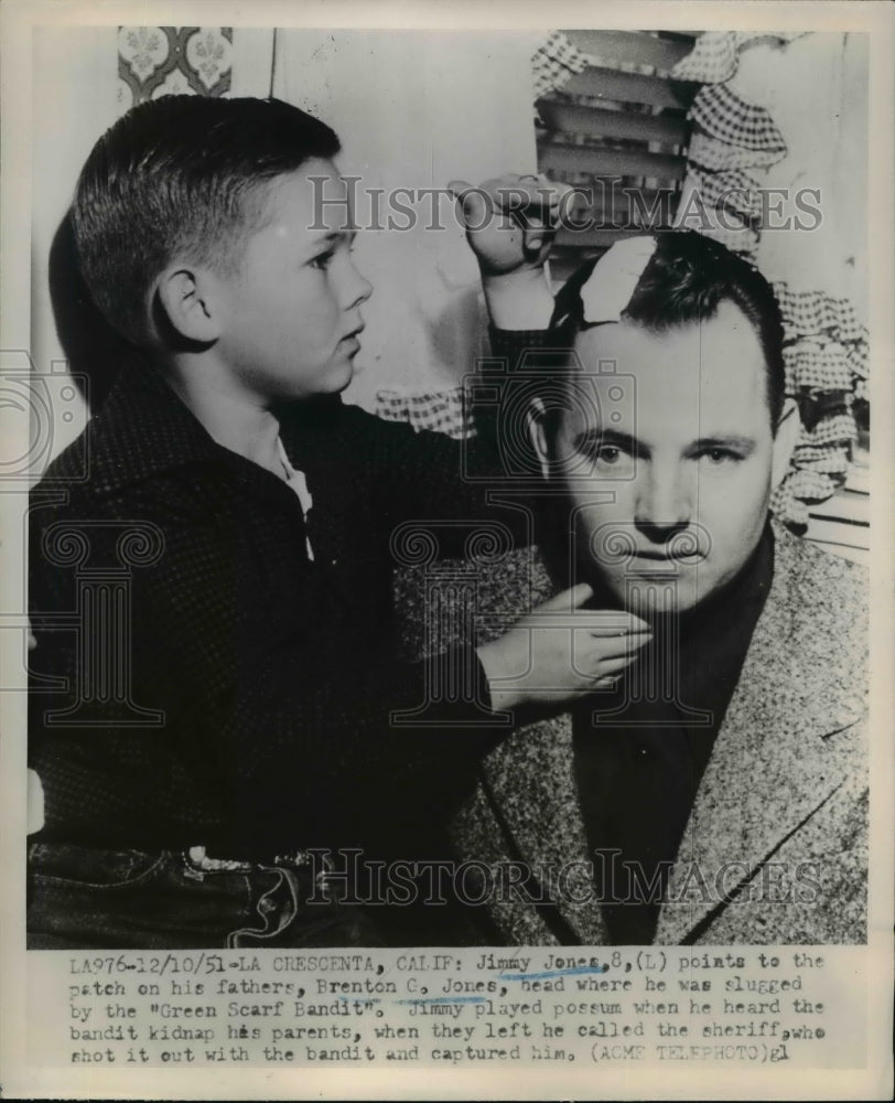 1951 Press Photo Jimmy Jones &amp; Father Brenton G Jones Hit by Green Scarf Bandit- Historic Images