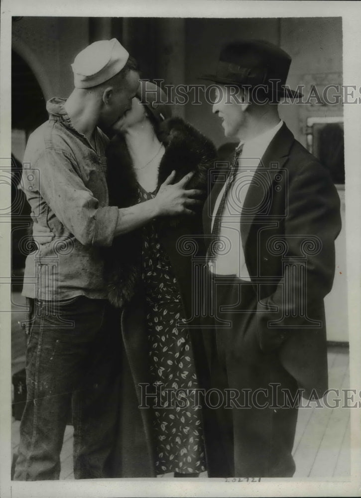 1932 Press Photo Eddie Blomberg of rescue crew greeted by parents.
