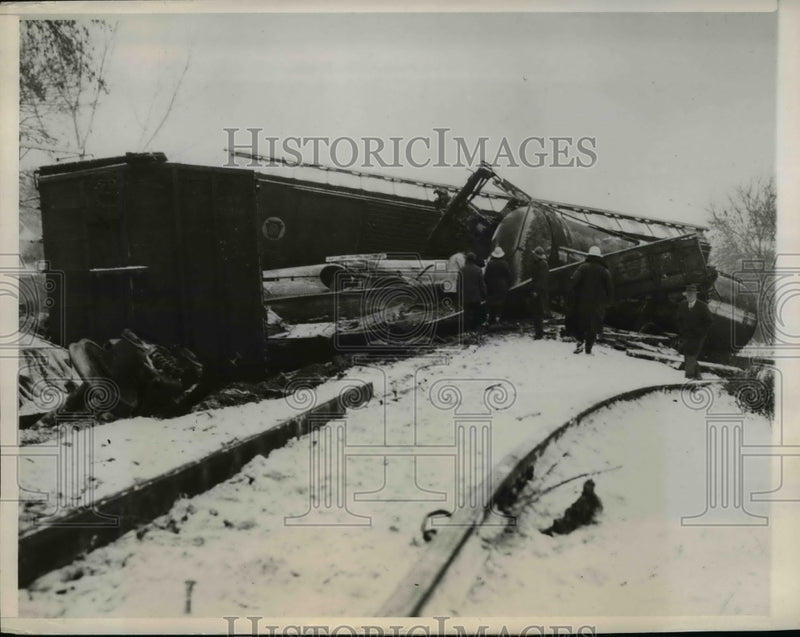 Load image into Gallery viewer, 1948 Press Photo Freight Train Wreck Grand Rapids, Michigan - nee65984
