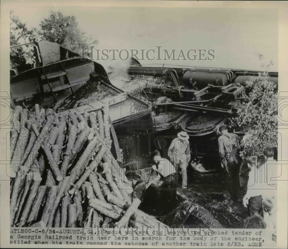1948 Press Photo Rescue Workers dick wreck in search of body of Engineer