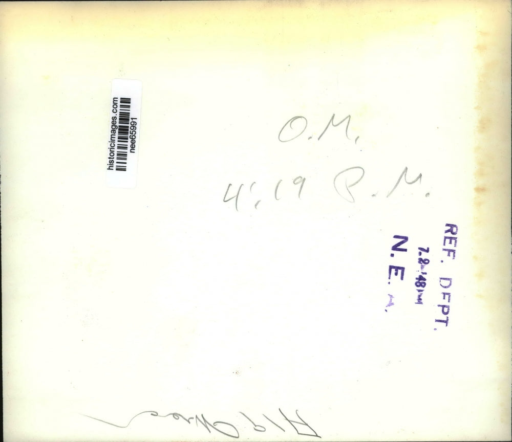 1948 Press Photo Rescue Workers dick wreck in search of body of Engineer