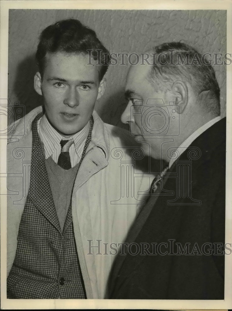 1942 Press Photo Robert Galvin who found the bodies of his family and maid