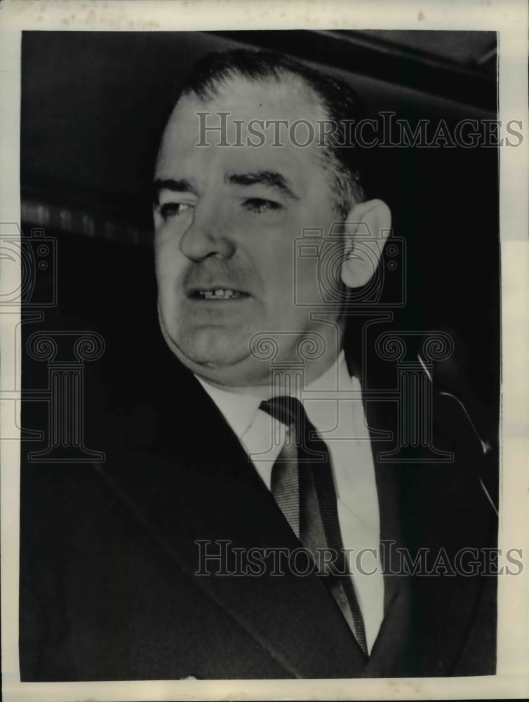 1954 Press Photo Sen. Joseph McCarthy says few words before cameras and newsmen.