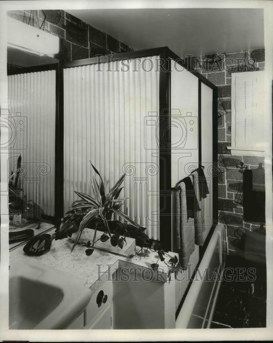 1958 Press Photo Fiberglass tub enclosures gain in popularity - nee66365