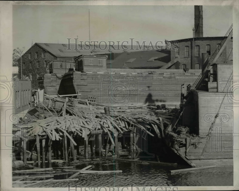 Load image into Gallery viewer, 1938 Press Photo Barges Driven Inland by Hurricane in Providence Rhode Island
