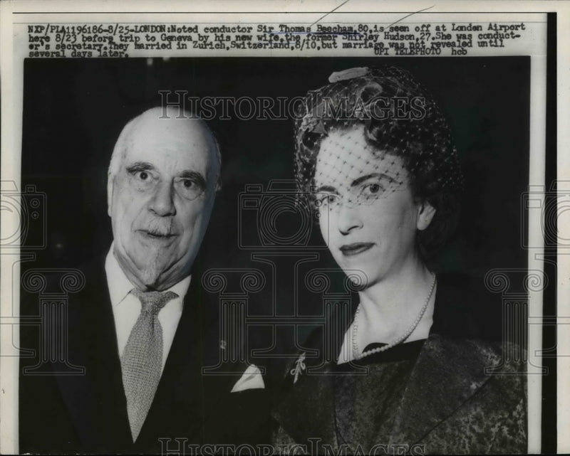 Load image into Gallery viewer, 1959 Press Photo Sir Thomas beecham, Shirley Hudson at London Airport
