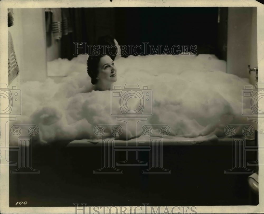 1938 Press Photo Bubble Bath - nee66508
