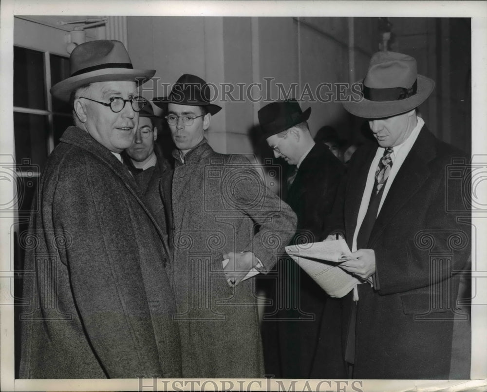 1946 Press Photo Labor Secretary Lewis B Schwell Endach talks to newsmen.