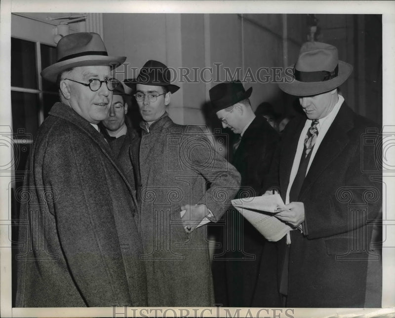 Load image into Gallery viewer, 1946 Press Photo Labor Secretary Lewis B Schwell Endach talks to newsmen.
