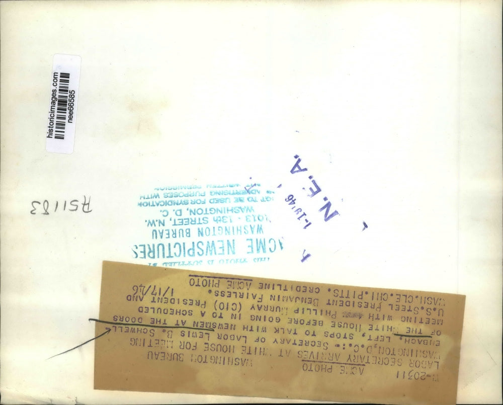 1946 Press Photo Labor Secretary Lewis B Schwell Endach talks to newsmen.