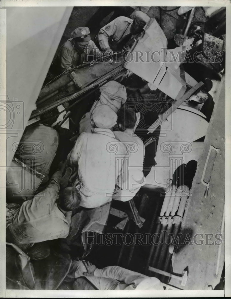 1943 Press Photo Riverside Calif-Body of woman lifted from wreckage of bus.