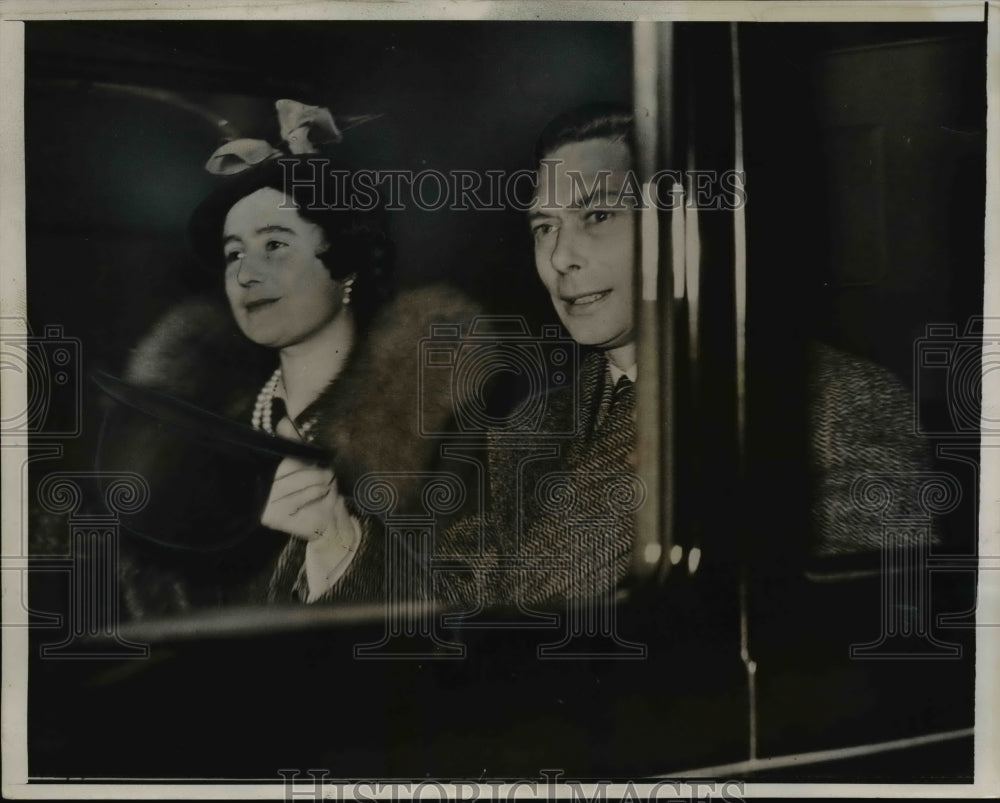 1938 Press Photo London-King George and Queen Elizabeth in their car.