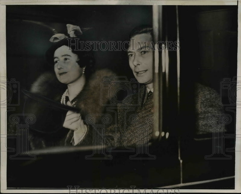 Load image into Gallery viewer, 1938 Press Photo London-King George and Queen Elizabeth in their car.
