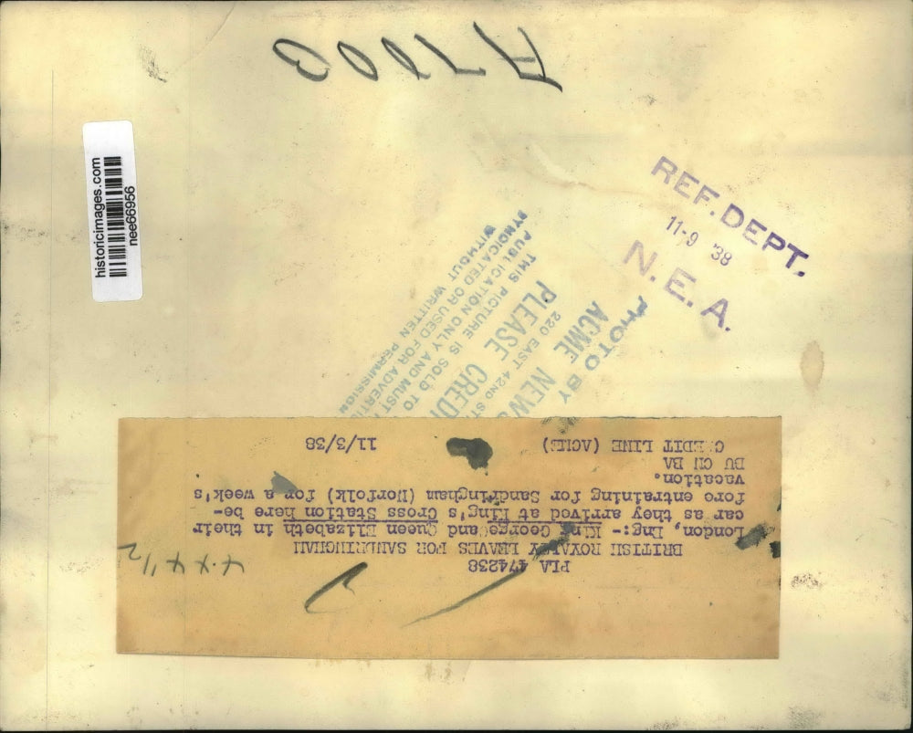 1938 Press Photo London-King George and Queen Elizabeth in their car.