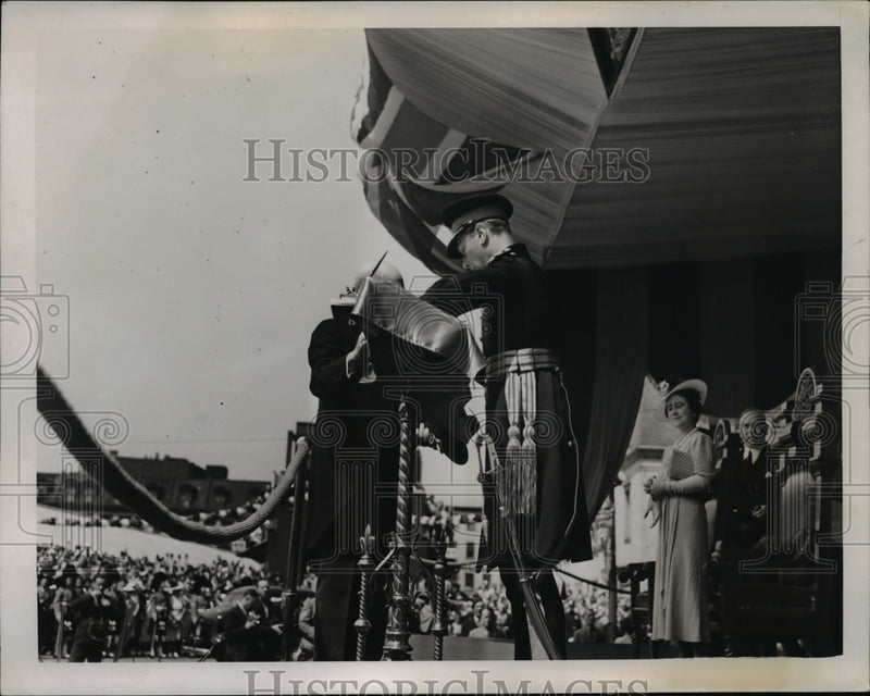 Load image into Gallery viewer, 1939 Press Photo King George VI and Queen Elizabeth
